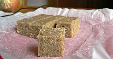 Neapsakomai gardus skanumynas: Saulėgrąžų ir razinų chalva (iš 3 ingredientų)