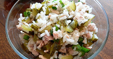 Ryžių salotos su tunu, raugintais agurkais ir majonezu