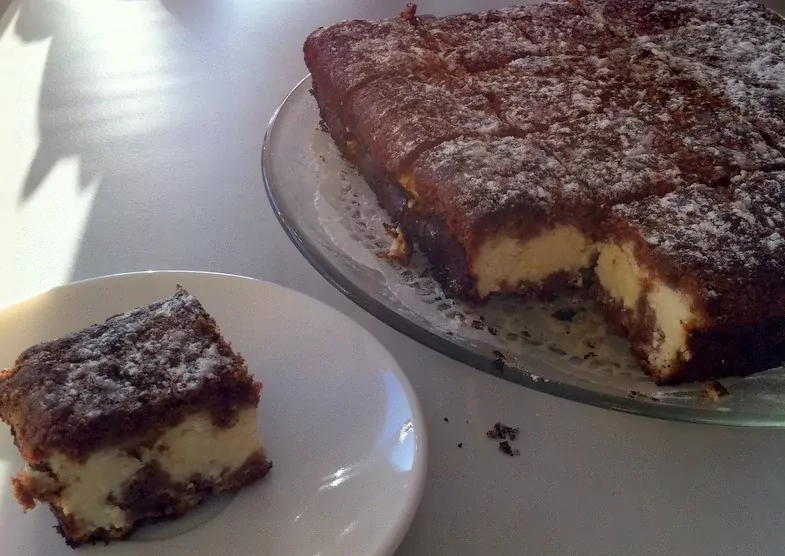 Nepaprastas varškės pyragas su grietine ir šokoladinės kakavos tešla