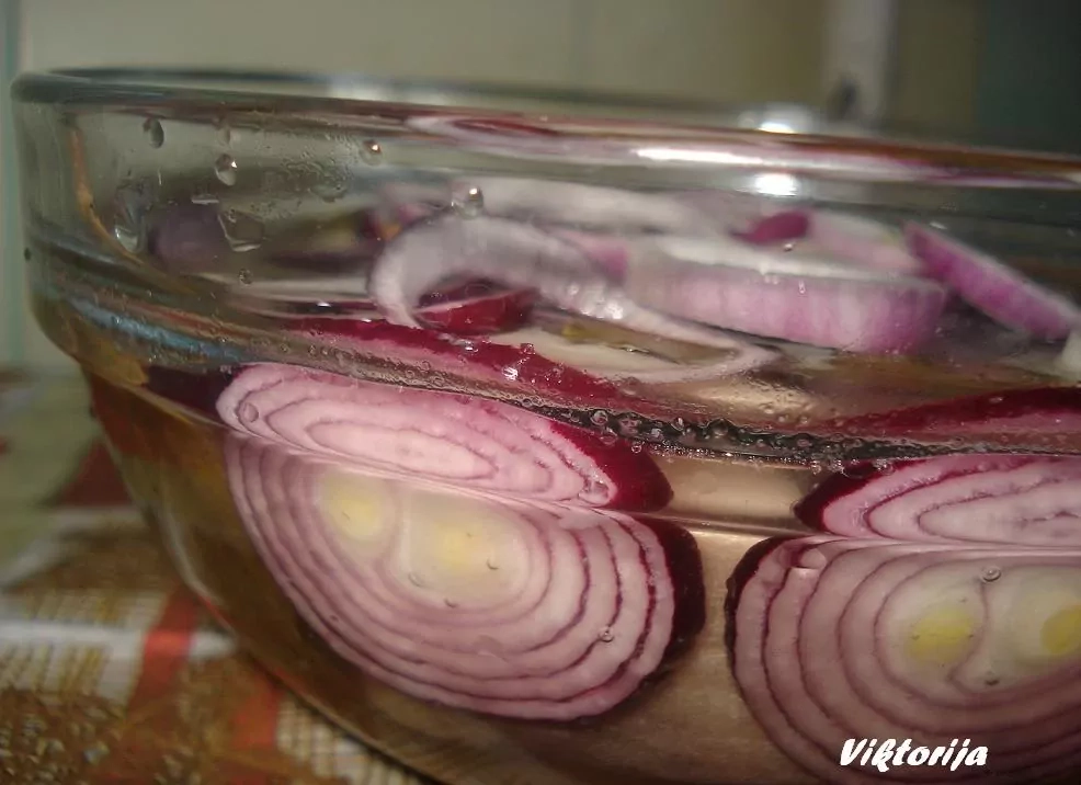 Silkė saldžiai rūgščiame marinate su actu, cukrumi ir mėlynaisiais svogūnais