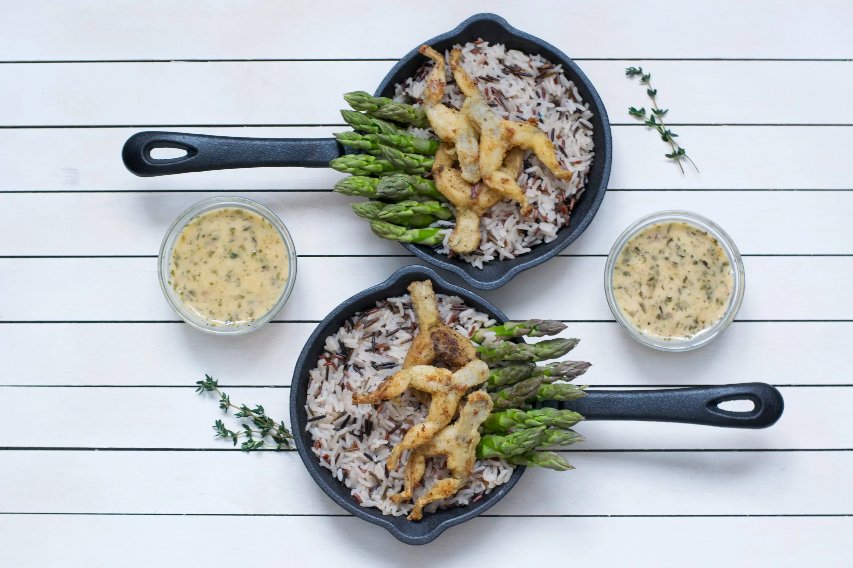 Wie bereitet man gebratene Froschschenkel mit einer Zitronensoße zu?