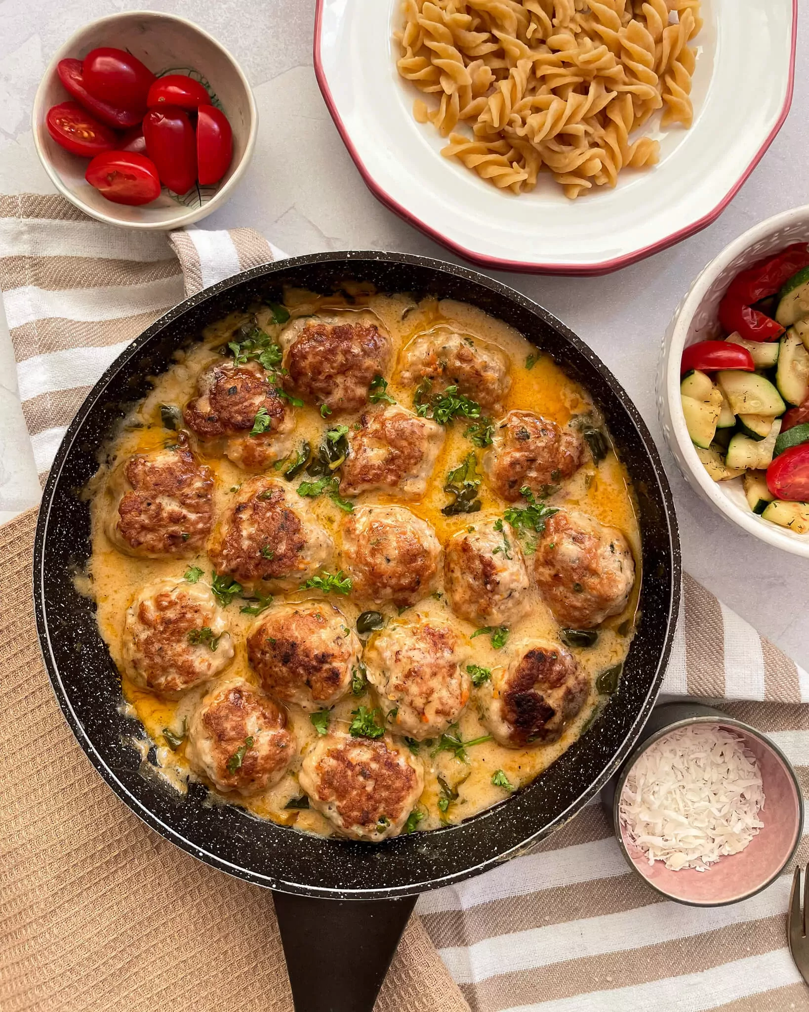 Pfannengeschmorte Putenfleischbällchen in weißer Sauerrahmsauce