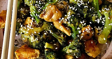 Asiatischer Hühnereintopf mit Brokkoli, Honig, Sojasauce und Sesam