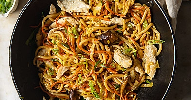 Yaki Udon-Nudeln mit Huhn, Karotten und Pilzen