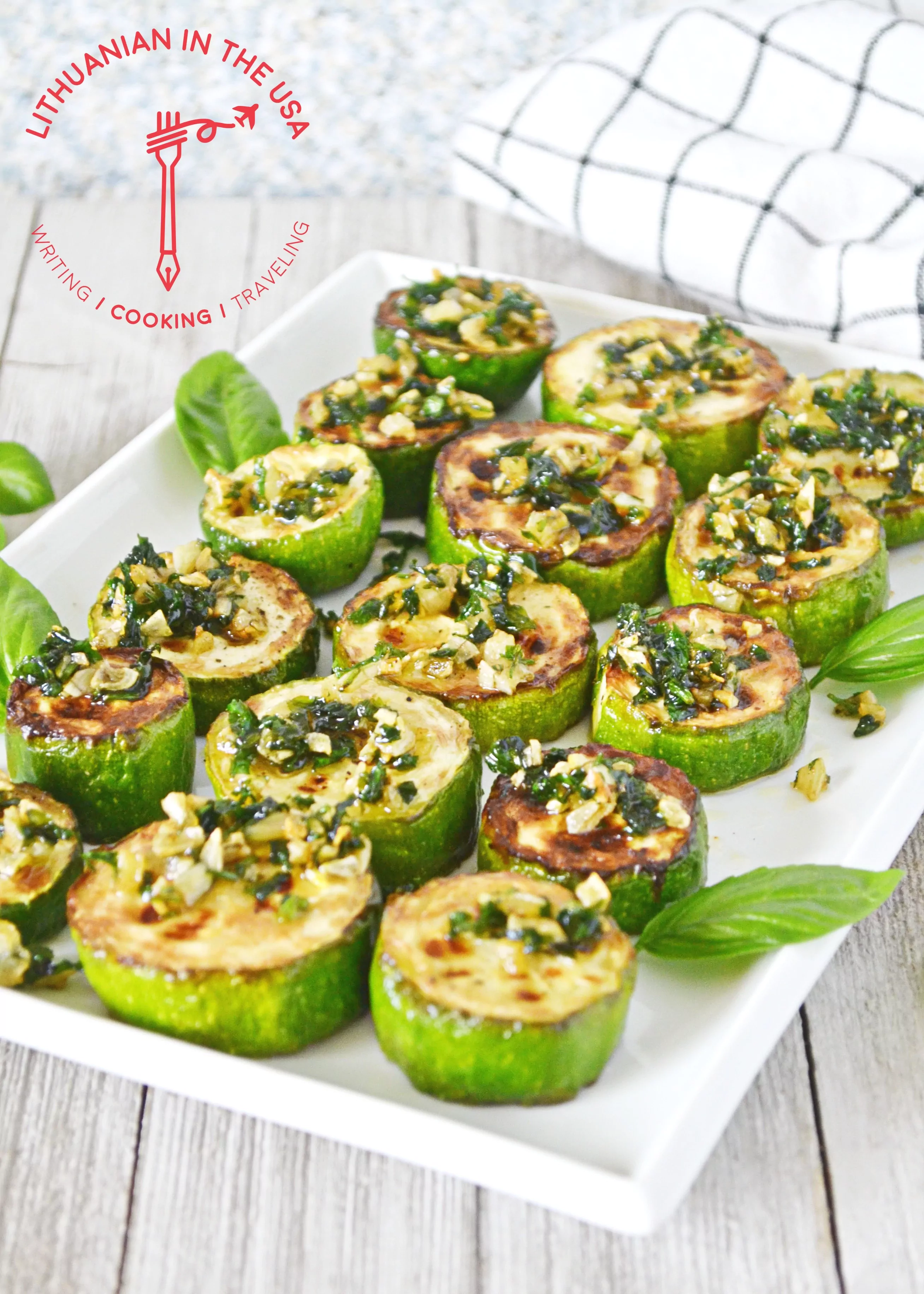 Кабачки, обжаренные ломтиками с чесноком и петрушкой на сковороде