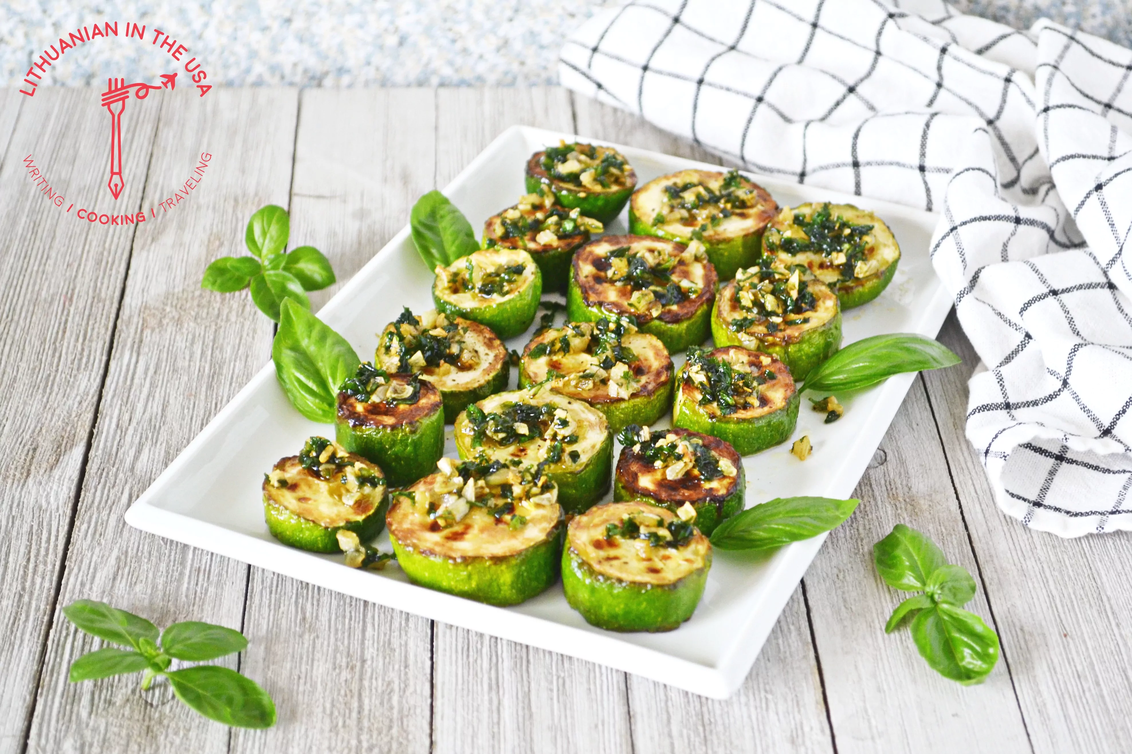 In Scheiben geschnittene Zucchini mit Knoblauch und Petersilie in einer Pfanne
