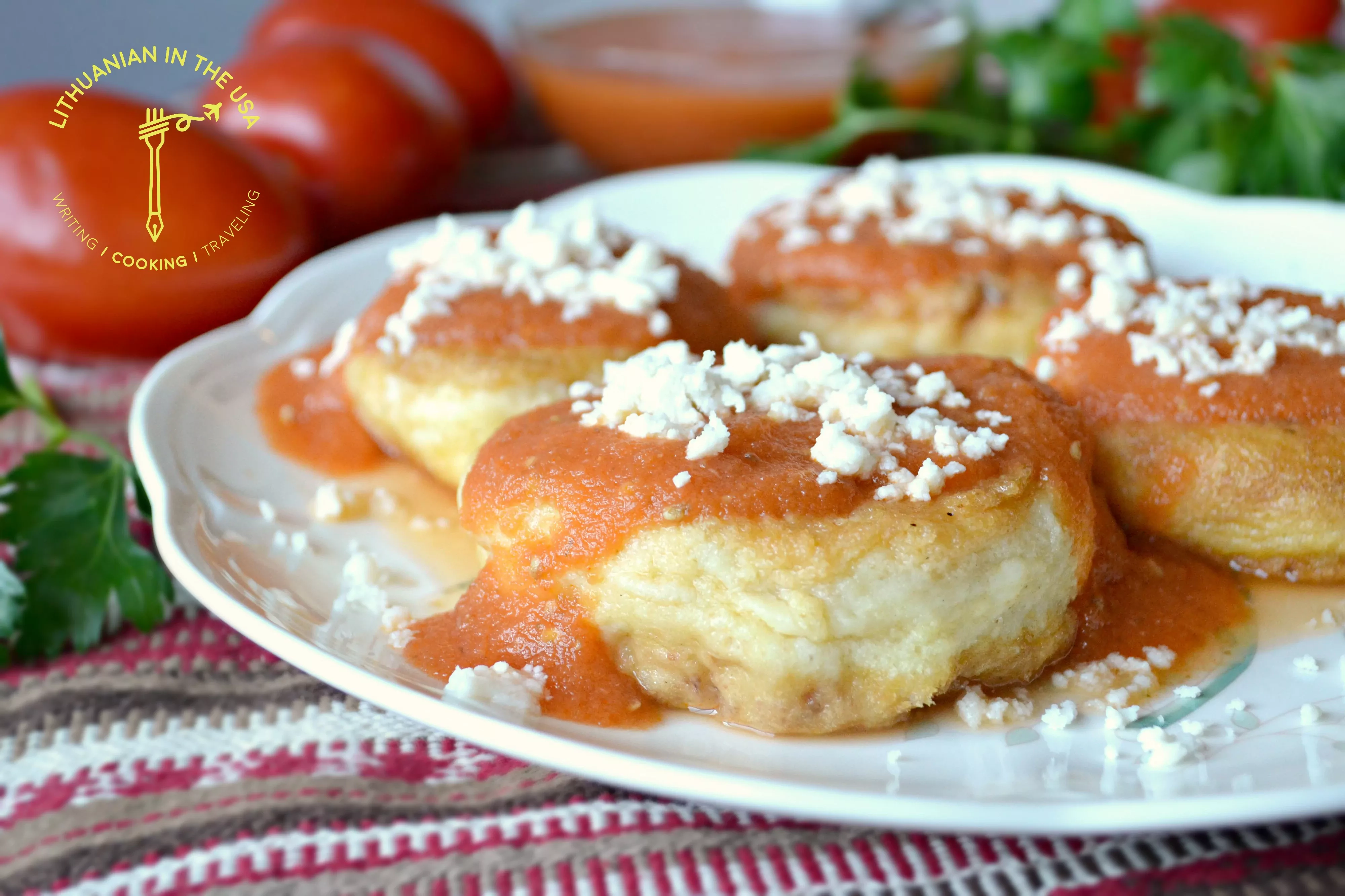Blumenkohlkoteletts mit Hüttenkäse und hausgemachter Tomatensauce