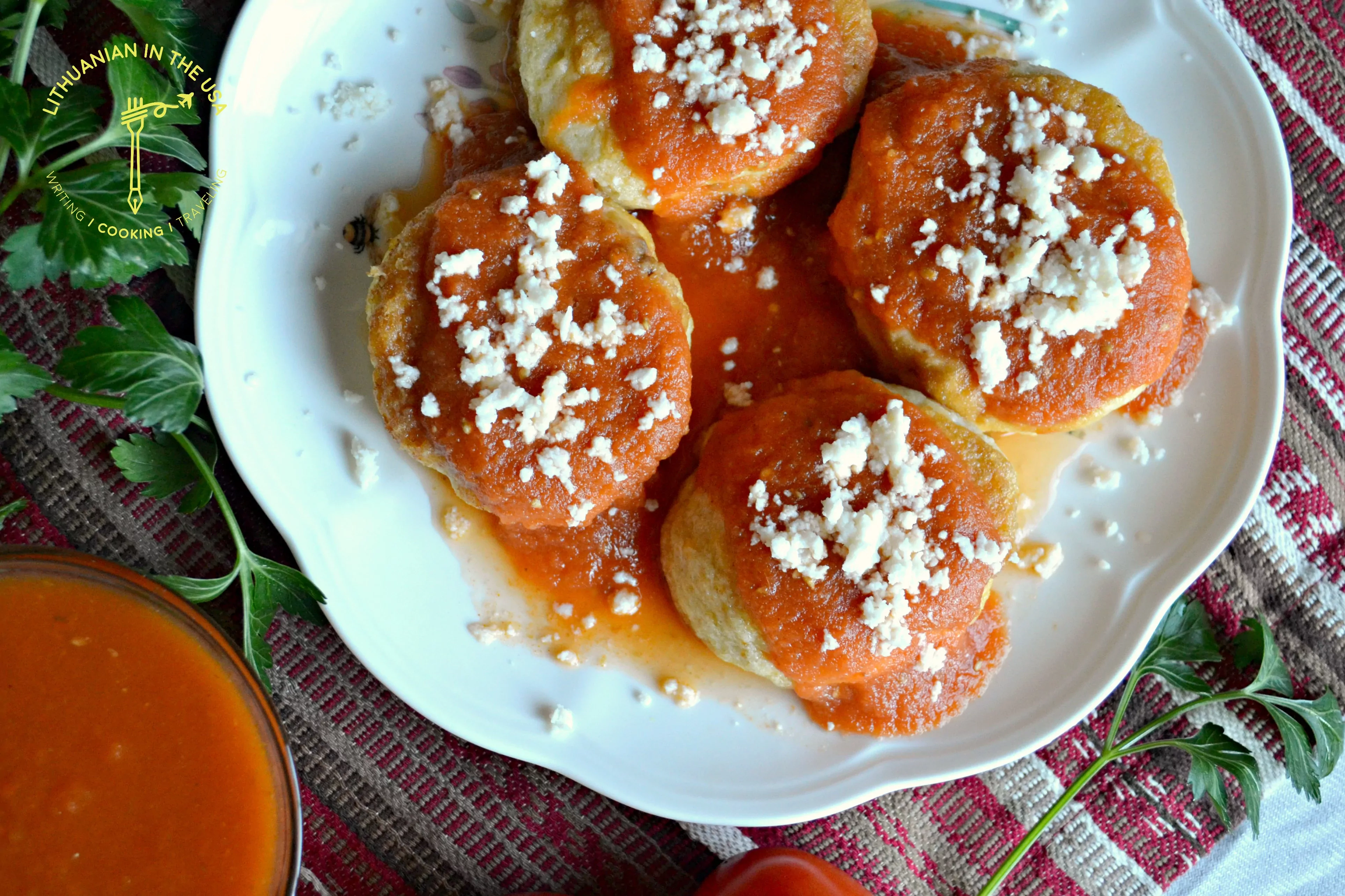 Blumenkohlkoteletts mit Hüttenkäse und hausgemachter Tomatensauce