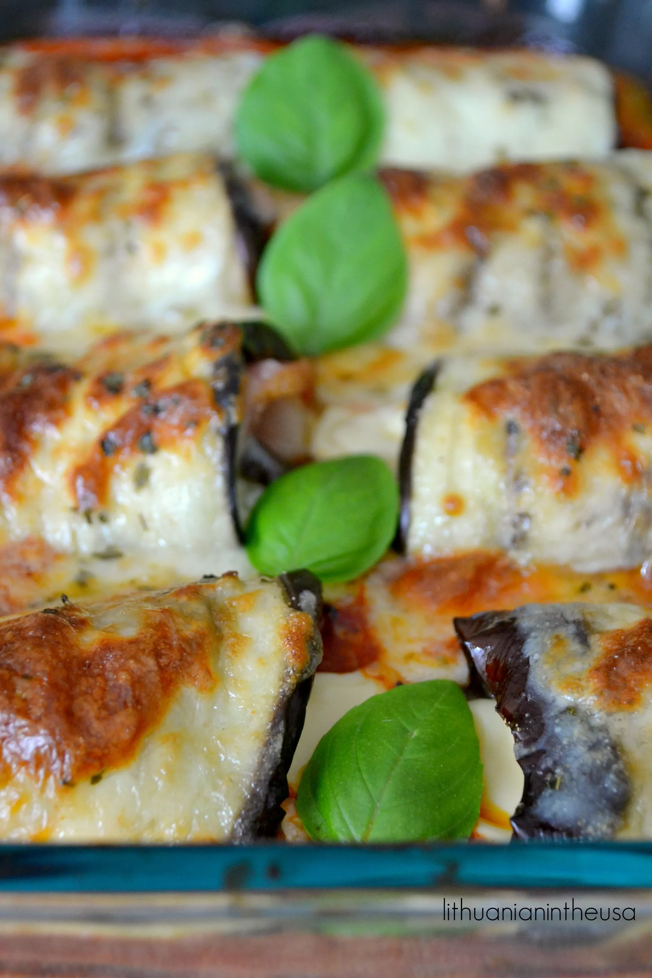 Самые вкусные запеченные баклажаны в духовке с сыром - рулетики с ветчиной