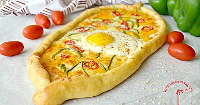 Turecka pizza pide - turecka pizza pide z serem, pomidorem i jajkiem