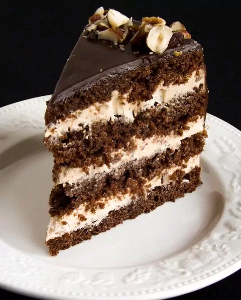 Šokoladinis tortas su lazdynų riešutais