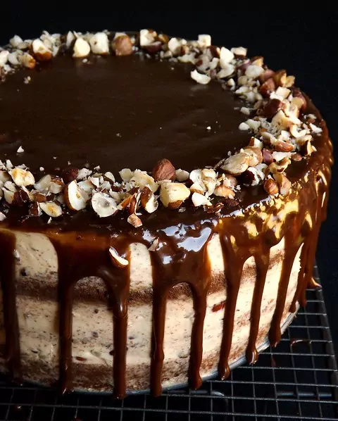 Šokoladinis tortas su lazdynų riešutais