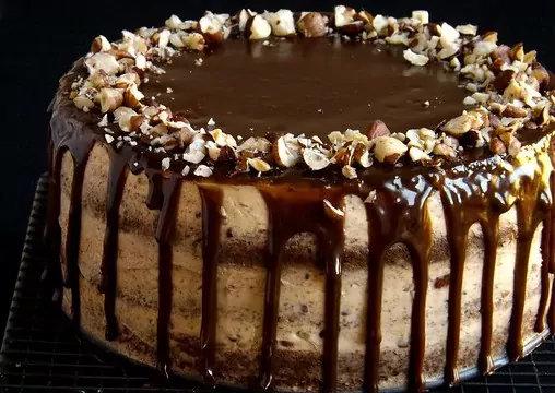 Šokoladinis tortas su lazdynų riešutais