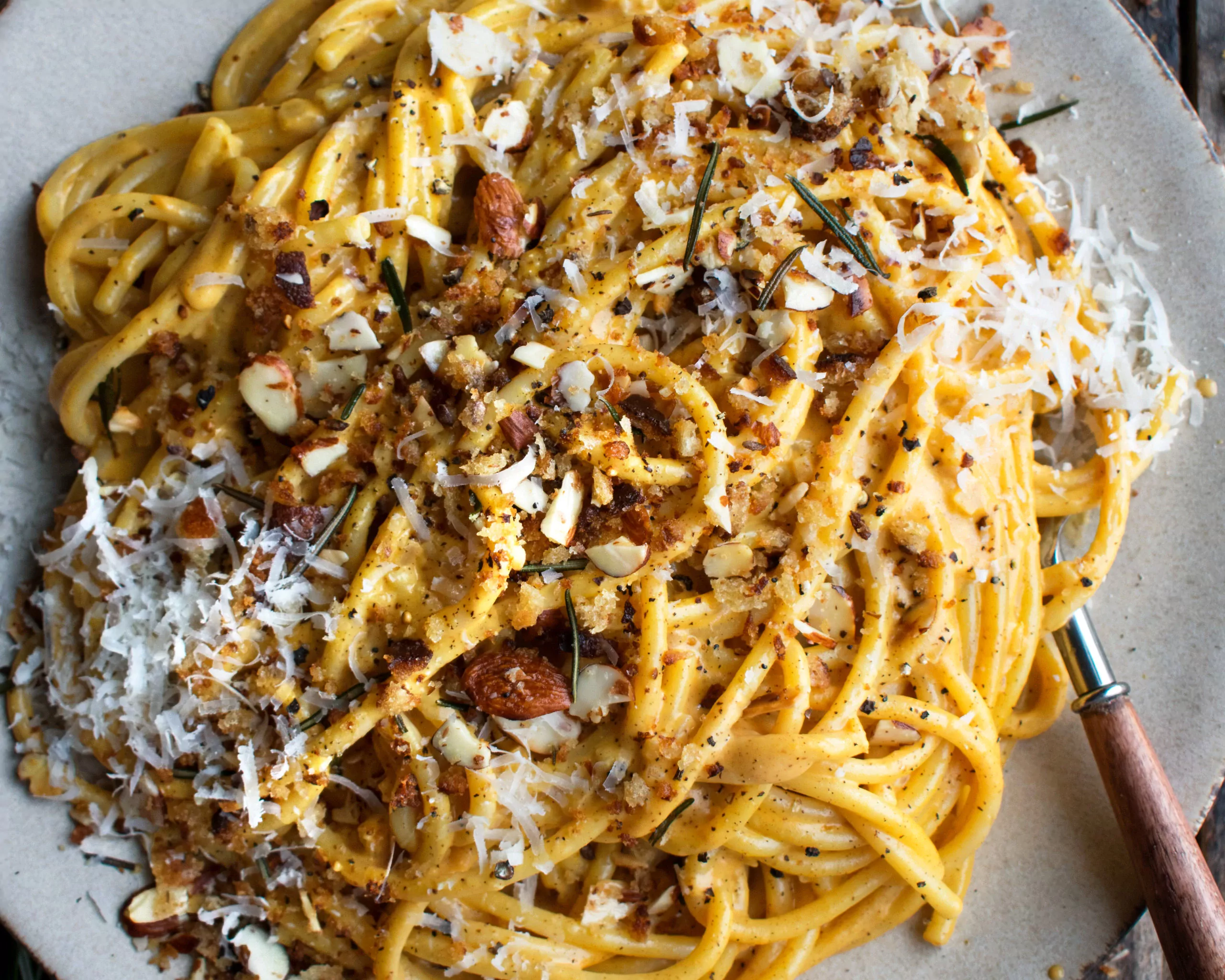 Linguine makaronai su moliūgų padažu, riešutais ir duonos trupiniais