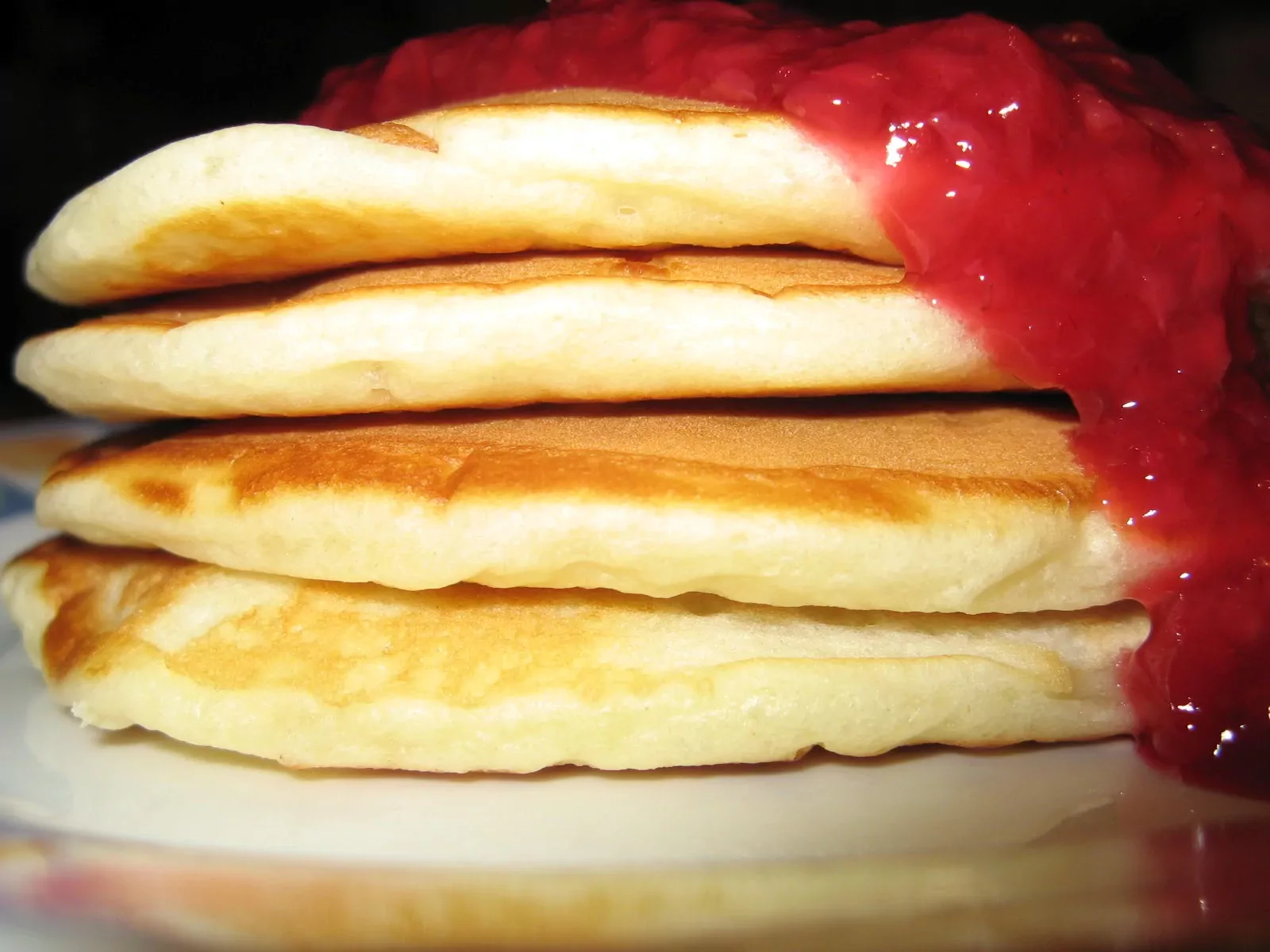 Fluffige amerikanische Pfannkuchen mit Milch, ohne Kefir