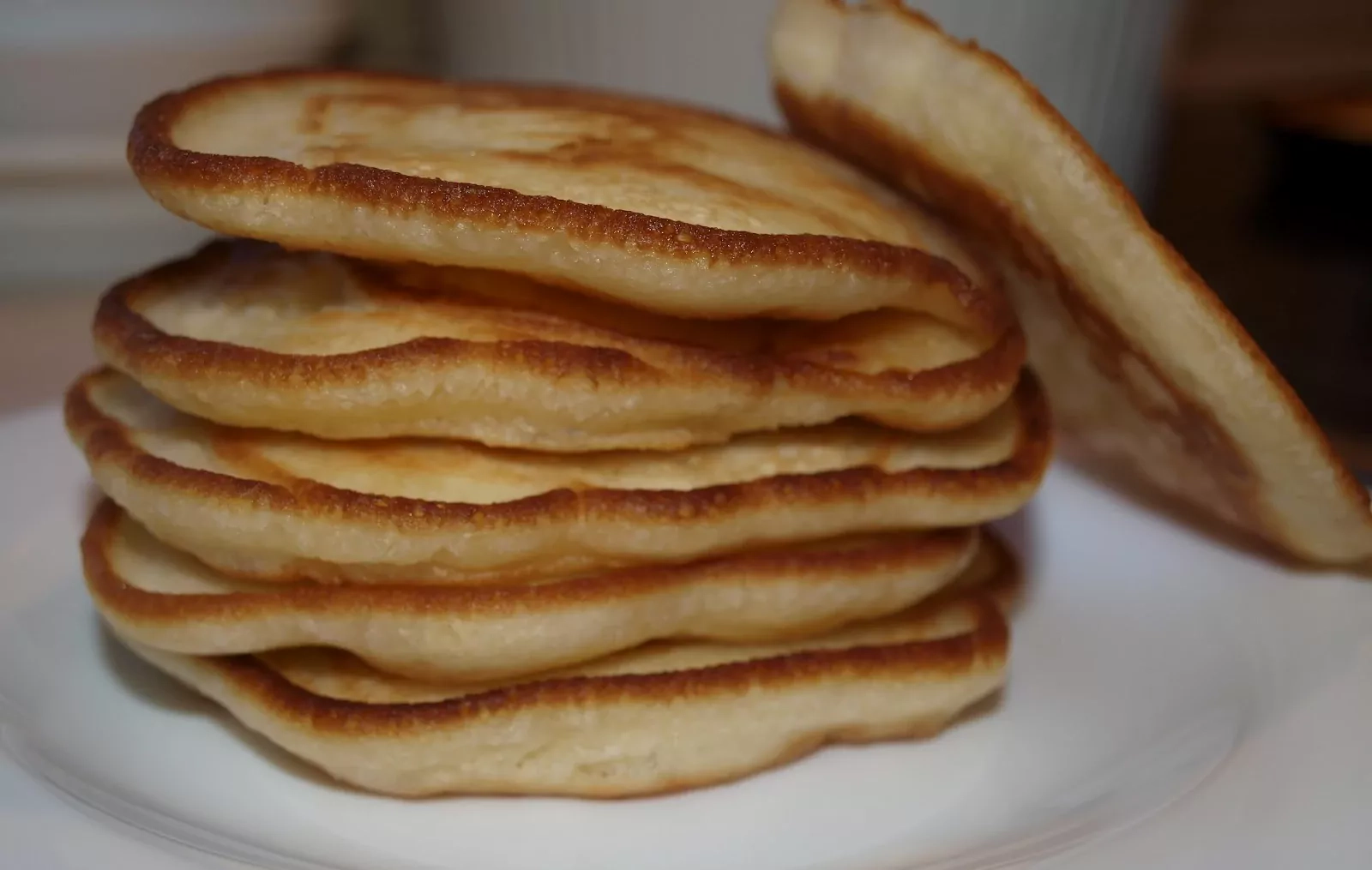 Fluffige amerikanische Pfannkuchen mit Milch, ohne Kefir