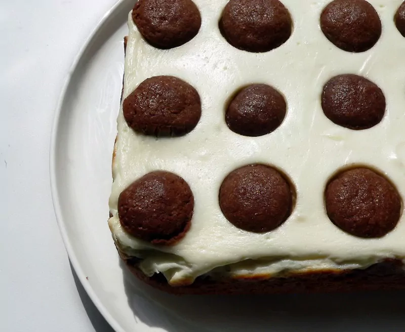 Superinis dvispalvis pyragas su rutuliukais