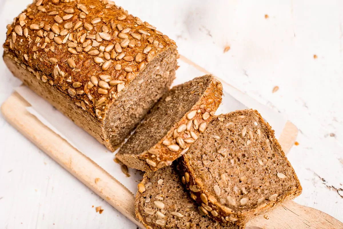 Hausgemachtes Brot mit Samen ohne Hefe