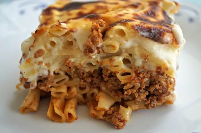 Pasticijo (pastitsio oder pasticcio) - italienische Nudeln mit Farro, Käse und Sahnesauce