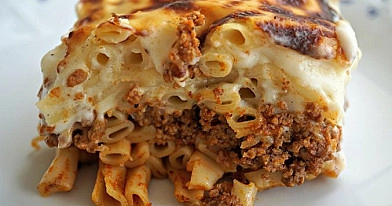Pasticijo (pastitsio oder pasticcio) - italienische Nudeln mit Farro, Käse und Sahnesauce