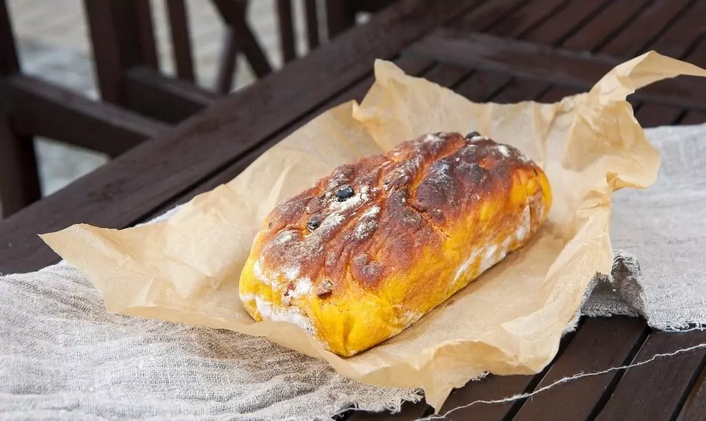 Moliūgų duona su medumi ir razinomis