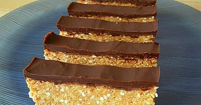 Traškus ir saldus kukurūzų dribsnių ir žemės riešutų sviesto skanėstas