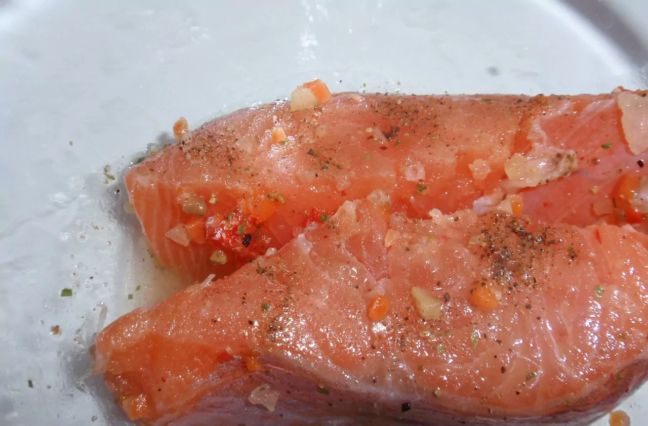 Sūdyta lašiša su citrininiais žuvies prieskoniais, druska ir cukrumi