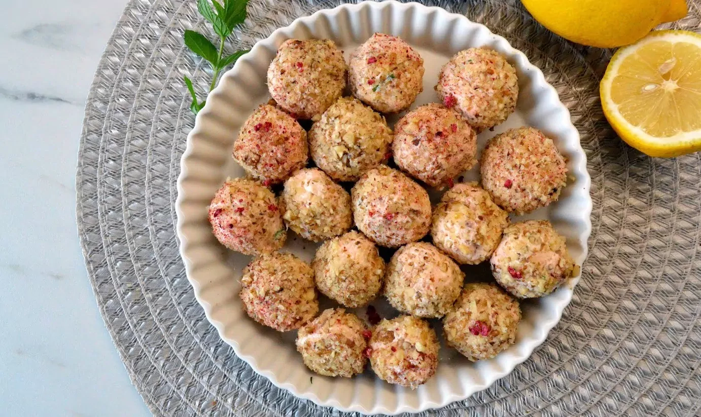 Nerealus užkandis: Lašišinio upėtakio kąsneliai su liofilizuotomis avietėmis Nerealus užkandis: Lašišinio upėtakio kąsneliai su liofilizuotomis avietėmis