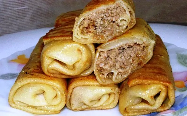 Stulbinančiai skanūs blyneliai su mėsa. Grietinė šiame recepte tikrai ne veltui!