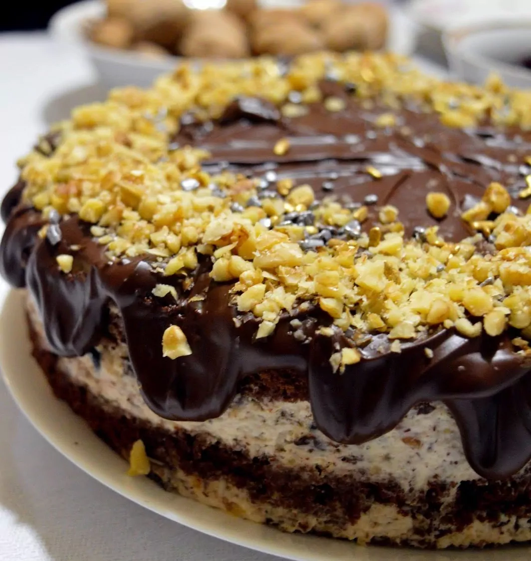 Nerealaus skonio purus šokoladinis slyvų tortas su graikiniais riešutais