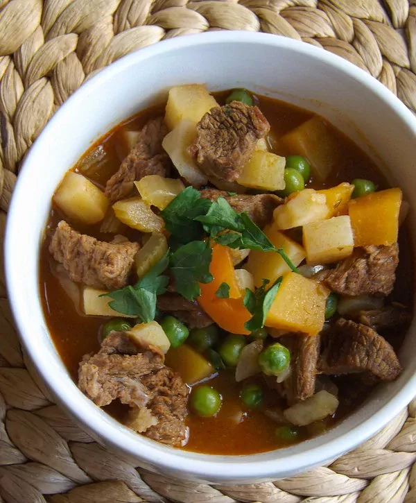 Gesunder Rindfleischeintopf mit Gemüse