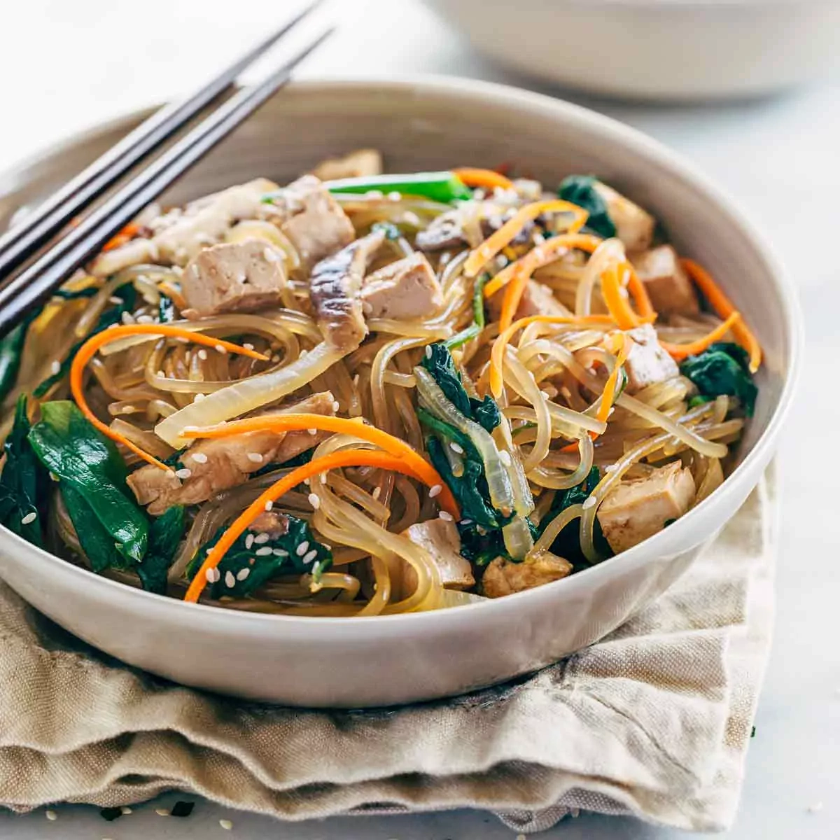 Japchae korėjietiški stikliniai makaronai su daržovėmis ir tofu (be glitimo, be laktozės)
