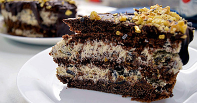 Необычайно вкусный воздушный шоколадный торт со сливами с грецкими орехами