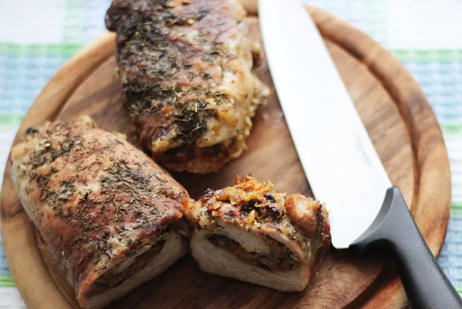 Мясной рулет с овощной начинкой – сохраните рецепт на будущее!