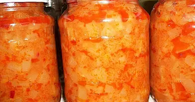Cukinijos su paprika ir pomidoru padažu troškinys