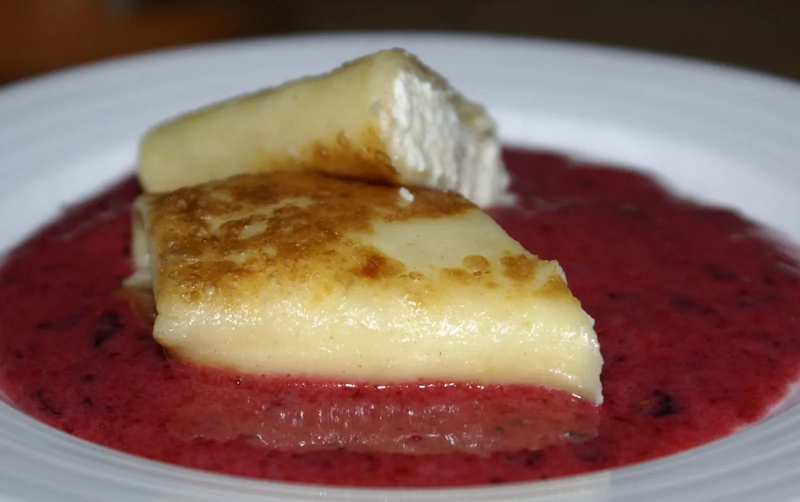 Lietiniai su varškės įdaru trintų uogų ir bananų padaže