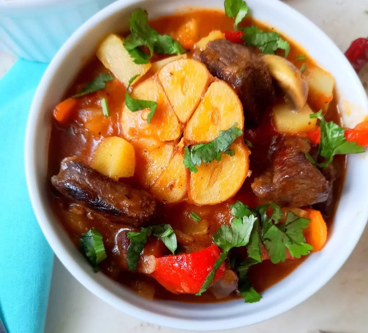 Сытная, острая и очень вкусная тушеная говядина по-бургундски