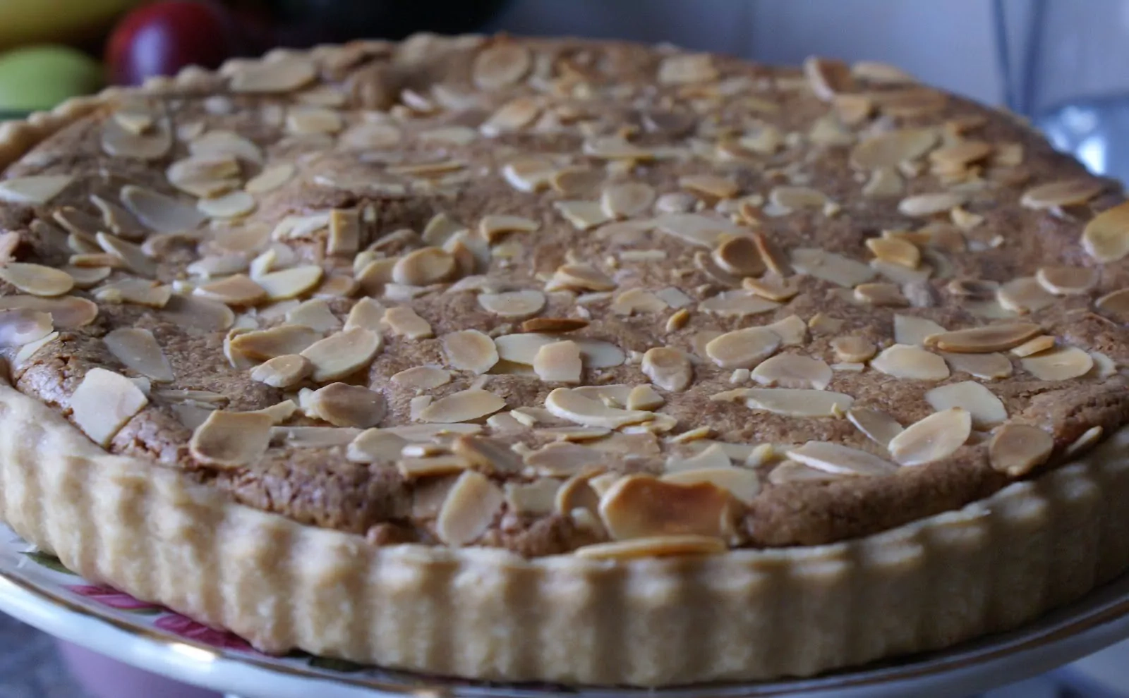 Trapios tešlos migdolinis pyragas su aviečių uogiene