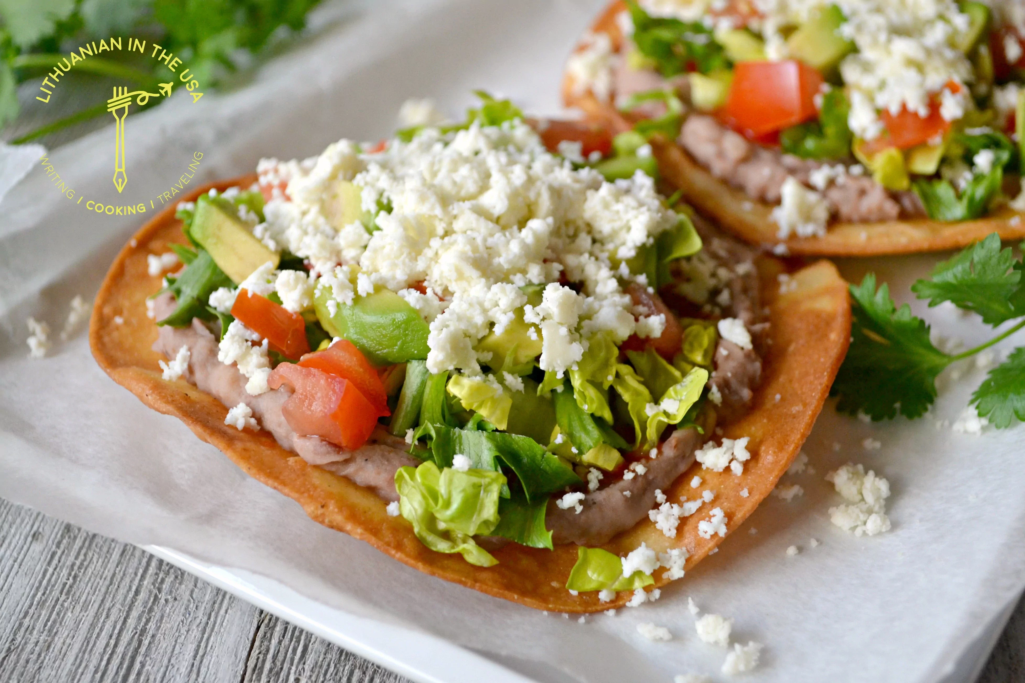 Meksikietiškas užkandis - vegetariški tortilijų skrebučiai (Vegetarian Mexican Tostadas)