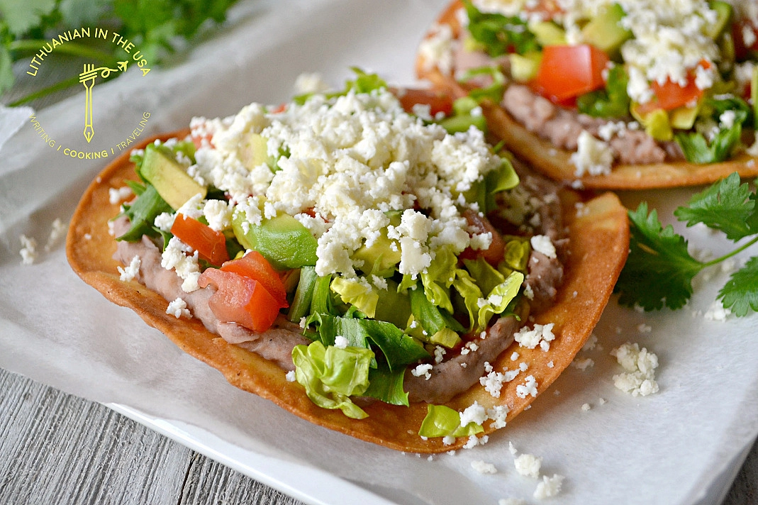 Meksikietiškas užkandis - vegetariški tortilijų skrebučiai (Vegetarian Mexican Tostadas)