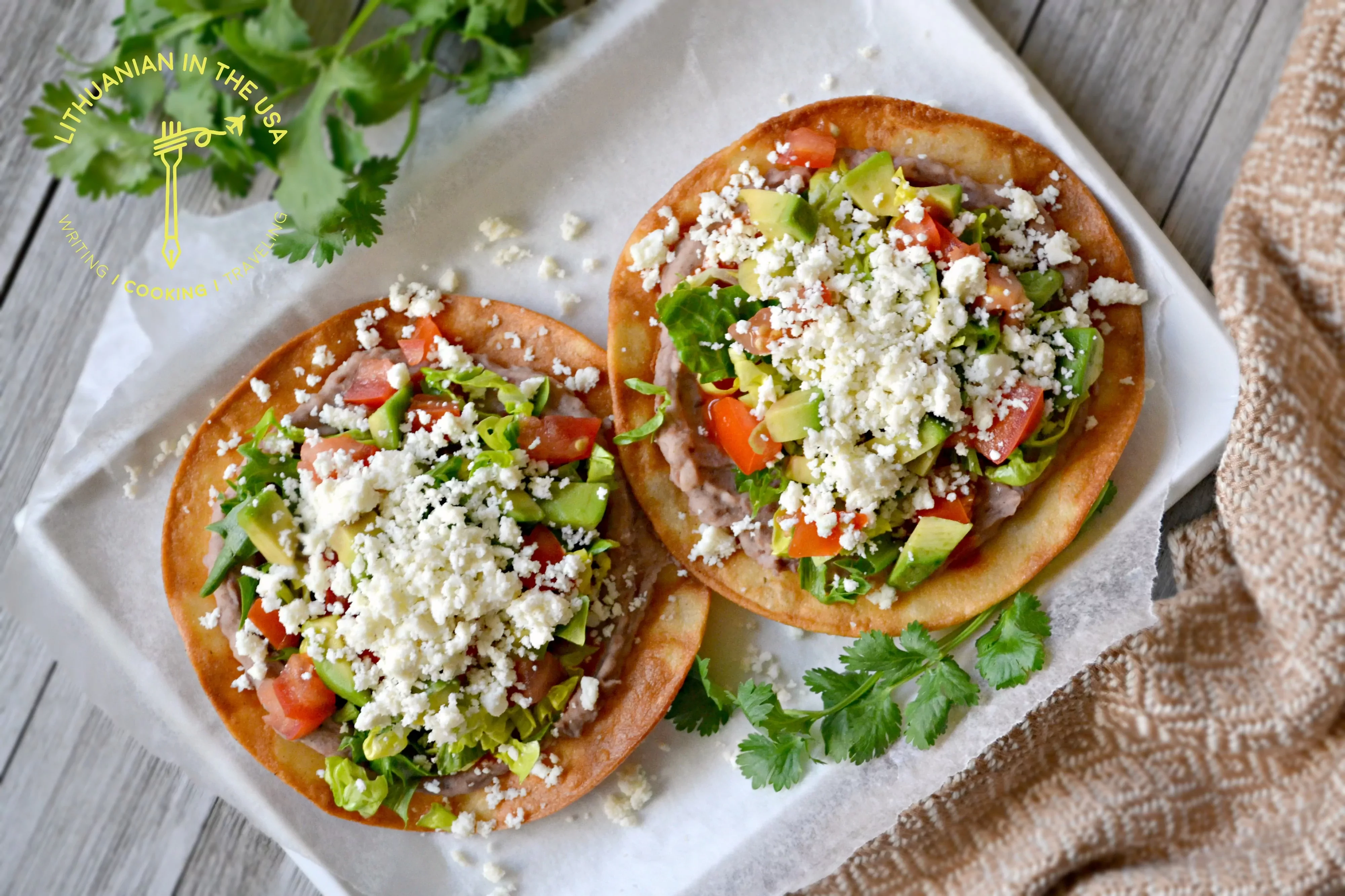 Meksikietiškas užkandis - vegetariški tortilijų skrebučiai (Vegetarian Mexican Tostadas)