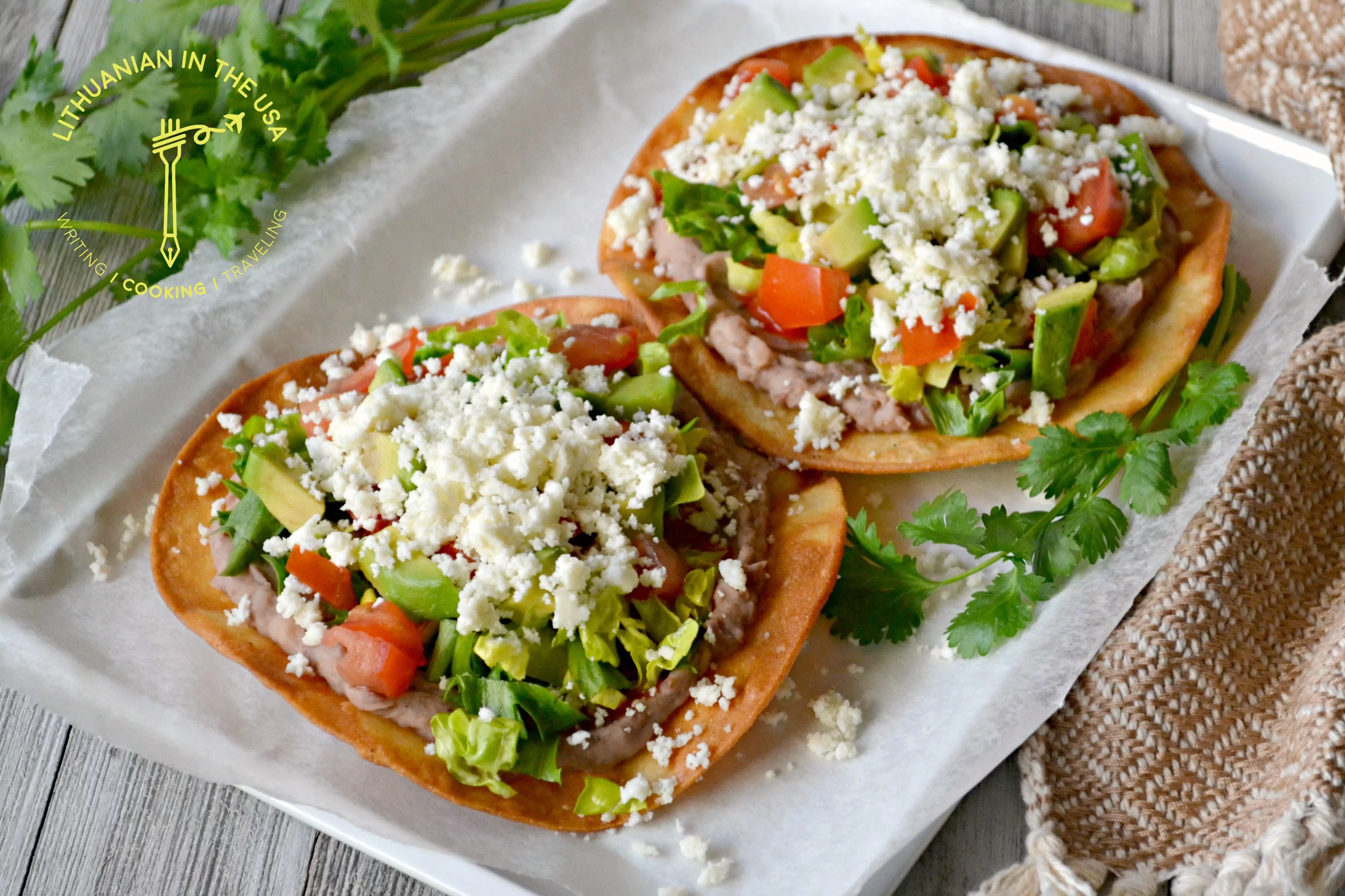 Meksikietiškas užkandis - vegetariški tortilijų skrebučiai (Vegetarian Mexican Tostadas)