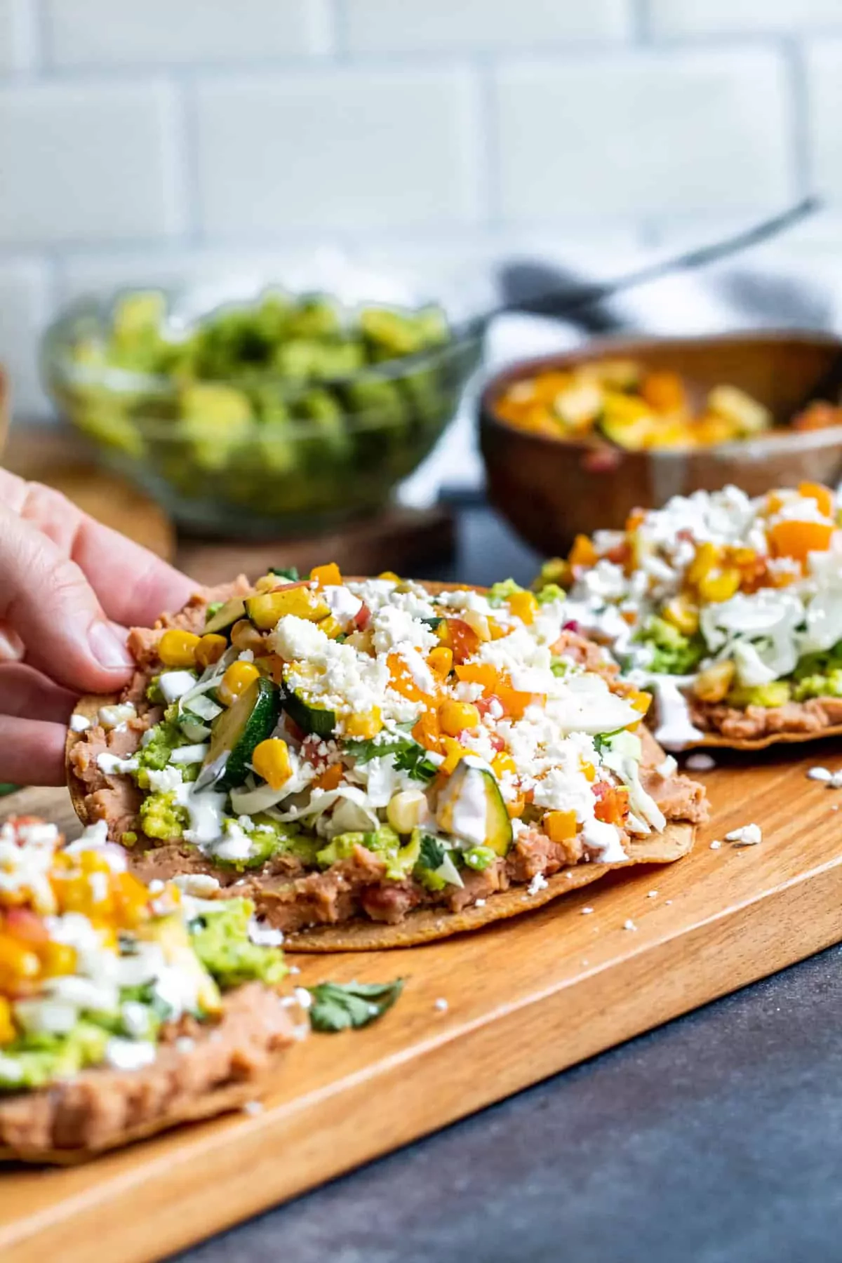 Meksikietiškas užkandis - vegetariški tortilijų skrebučiai (Vegetarian Mexican Tostadas)