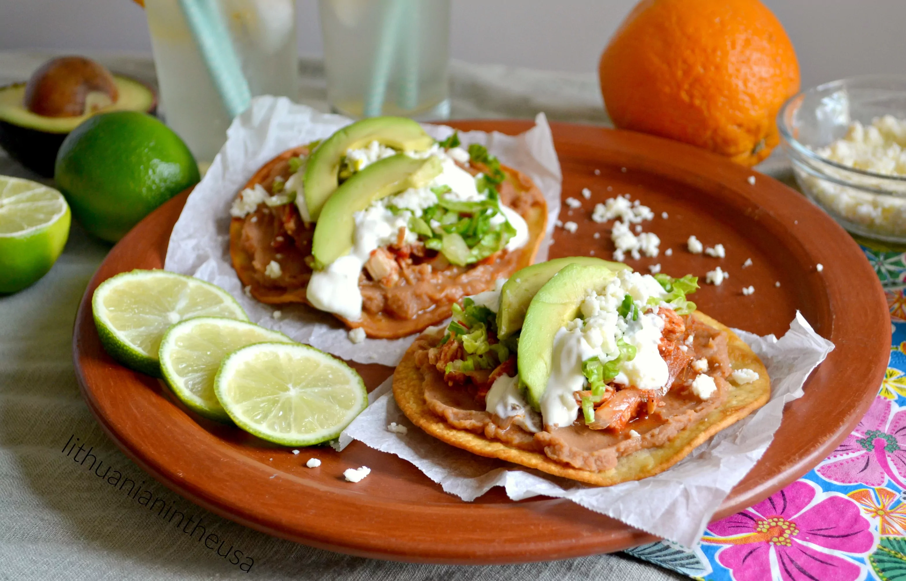Tostadas de Tinga de Pollo - Tortilijų skrebučiai (tostada) su troškinta vištiena