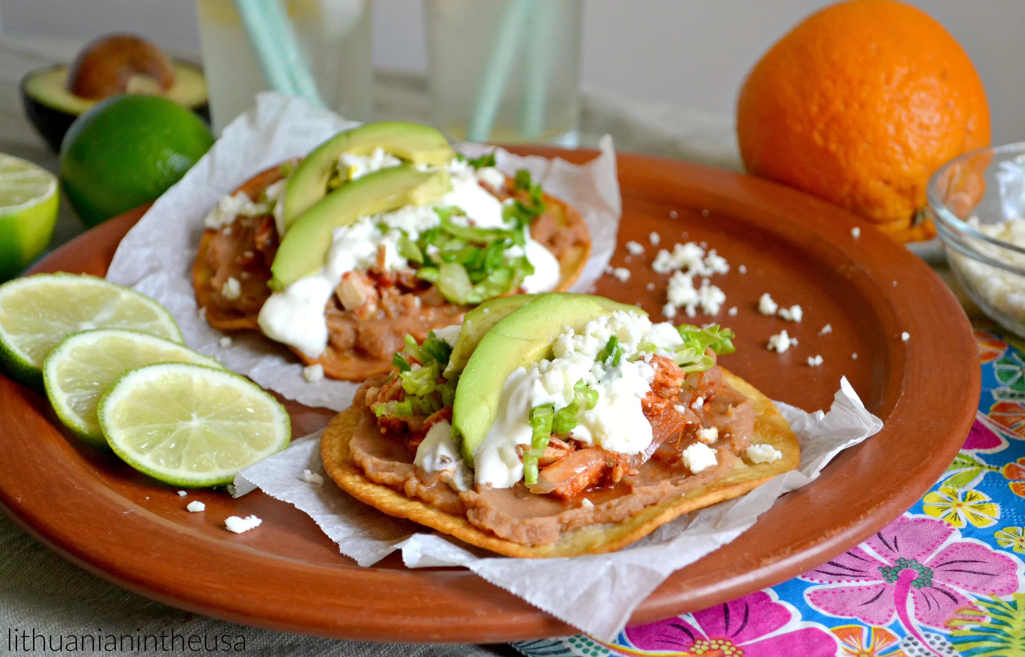 Tostadas de Tinga de Pollo - Tortilijų skrebučiai (tostada) su troškinta vištiena