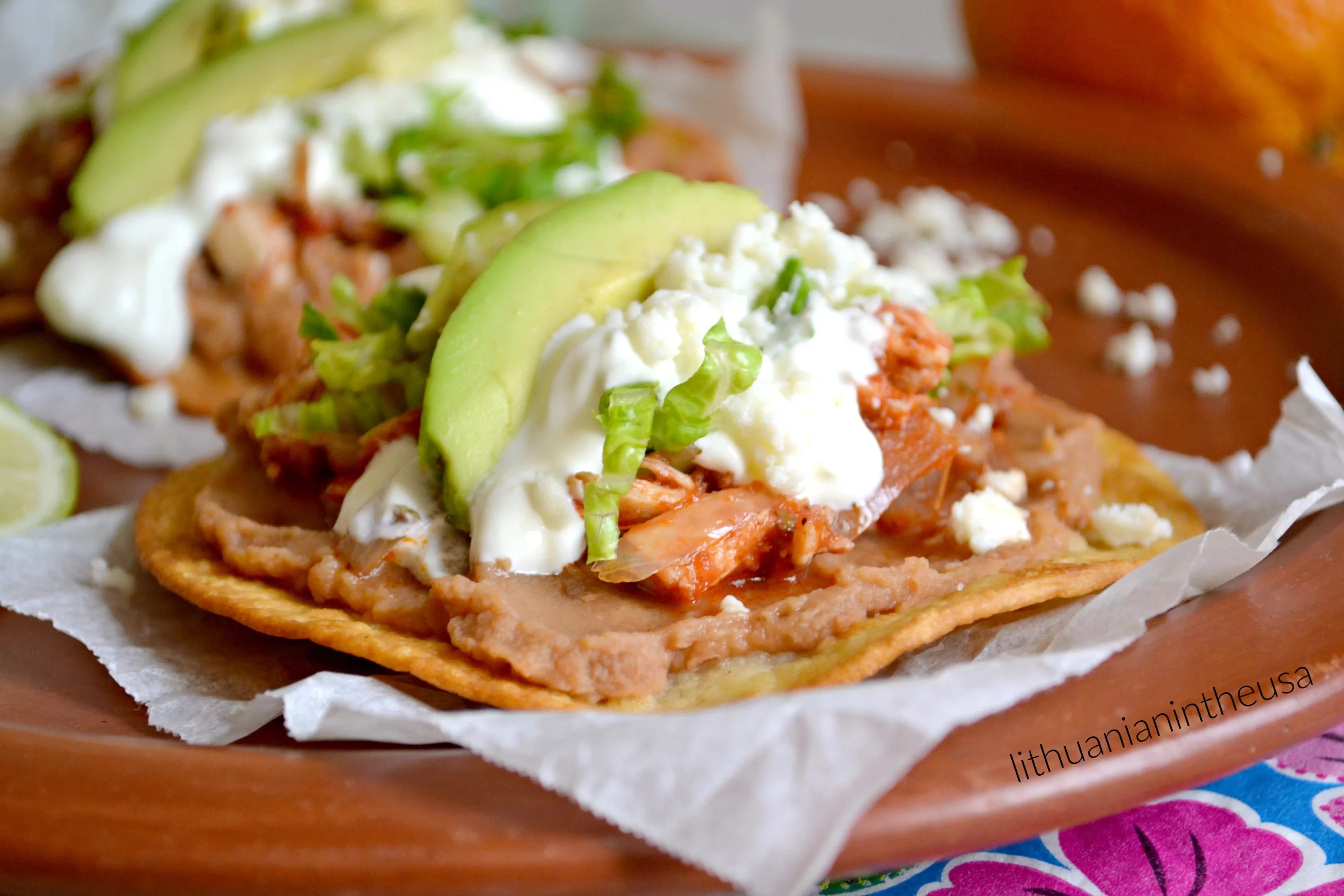Tostadas de Tinga de Pollo - Tortilijų skrebučiai (tostada) su troškinta vištiena