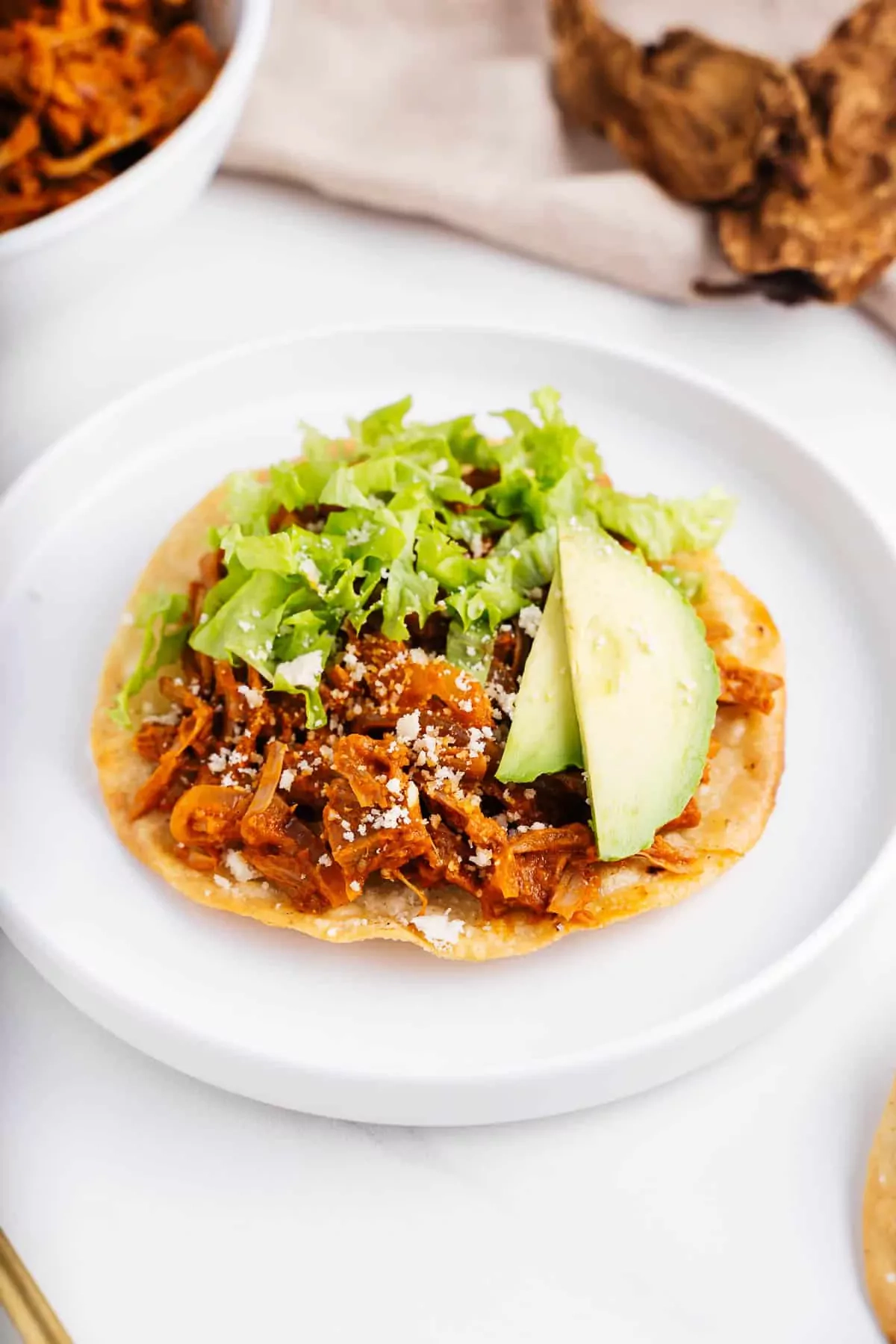 Tostadas de Tinga de Pollo - Tortilijų skrebučiai (tostada) su troškinta vištiena