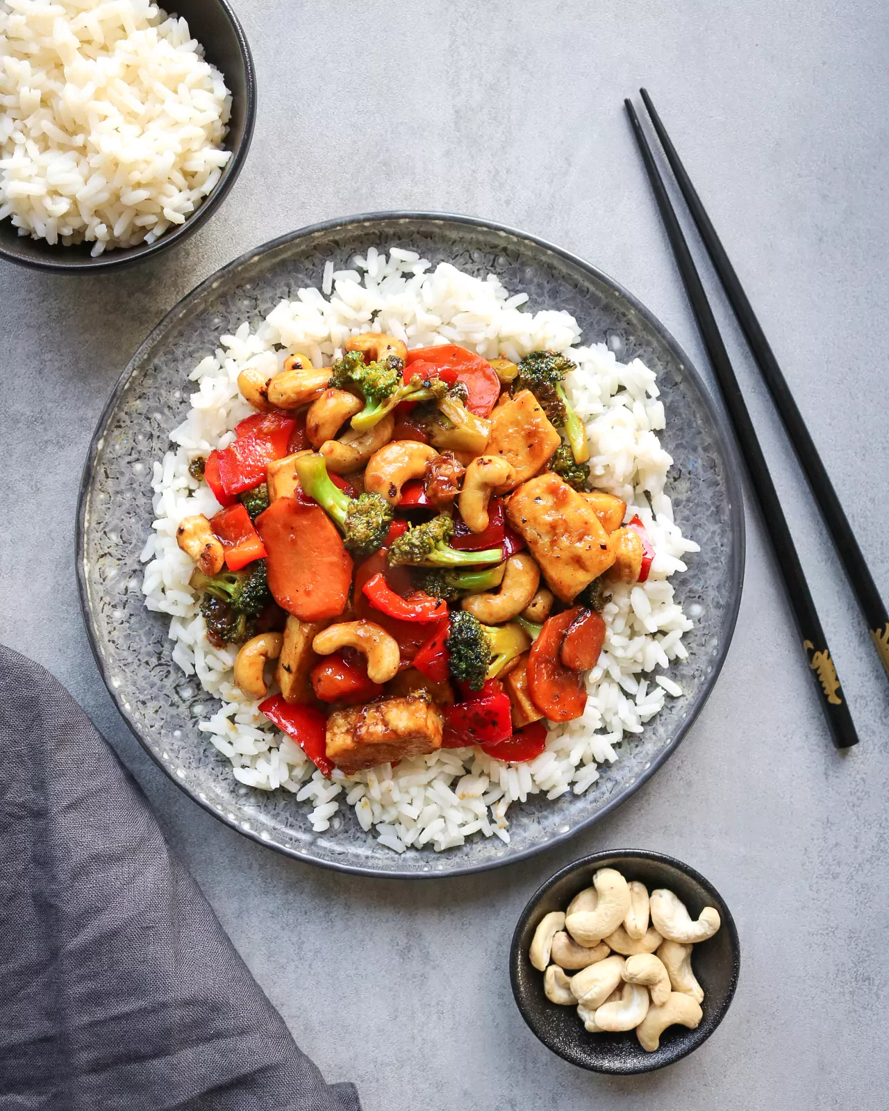 Tofu sūris su anakardžiais ir daržovėmis