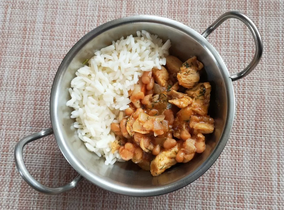 Курица, тушенная с фасолью. Настолько вкусно, что не успеет остыть! Курица, тушенная с фасолью. Настолько вкусно, что не успеет остыть!