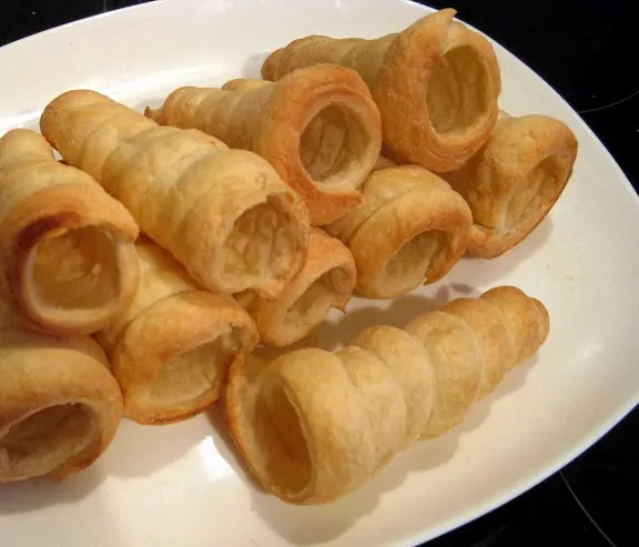 Sluoksniuotos tešlos vamzdeliai su kremu